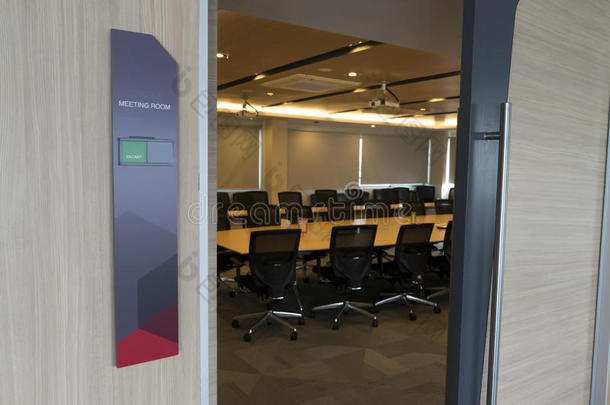 会议室前面有标签状态空置和火灾报警通知木桌阳光从窗户