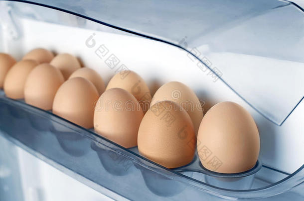 冰箱架子上的鸡蛋。