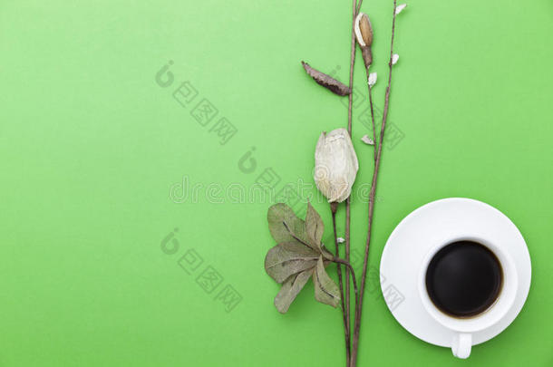 咖啡杯，纸花在绿色有纸花。