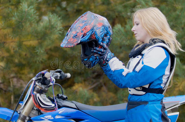 金发女孩自行车戴着头盔-MX摩托交叉赛车-骑在一辆土摩托车上