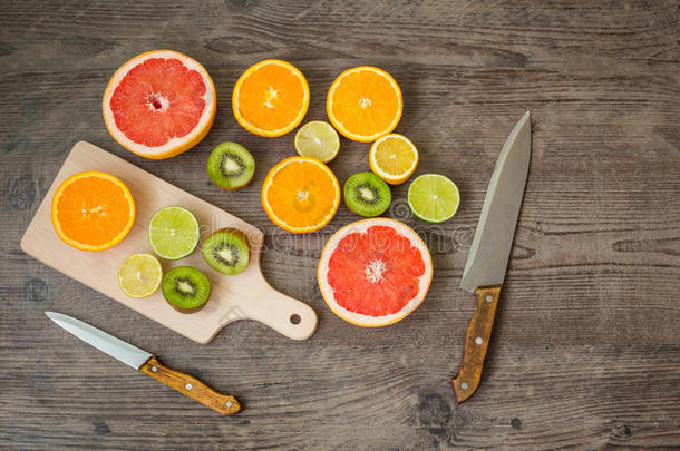 新鲜切水果，砧板和刀
