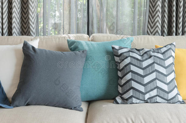 蓝色现代客厅现代沙发上五颜六色的枕头