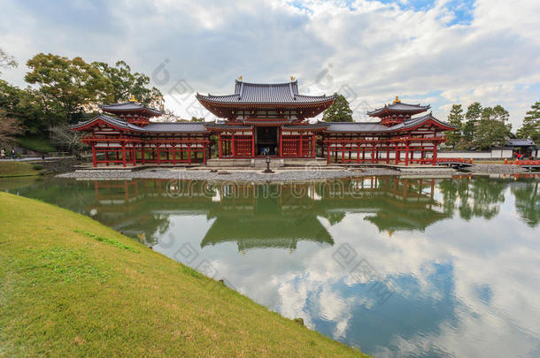 美丽的建筑Byodo-in寺在秋季节在京都