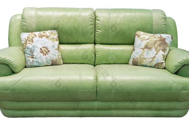 带枕头的绿色橄榄沙发。 柔软的卡其色沙发。 孤立背景下的经典Divan。 皮革织物开心果沙发