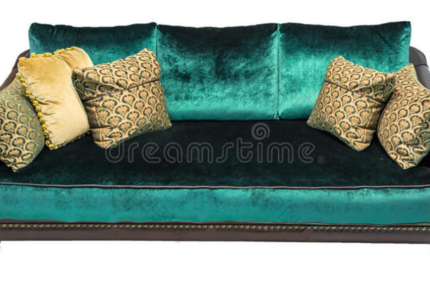 带枕头的绿色沙发。 柔软的翡翠沙发。 孤立背景下的经典Divan。 天鹅绒皮革织物沙发