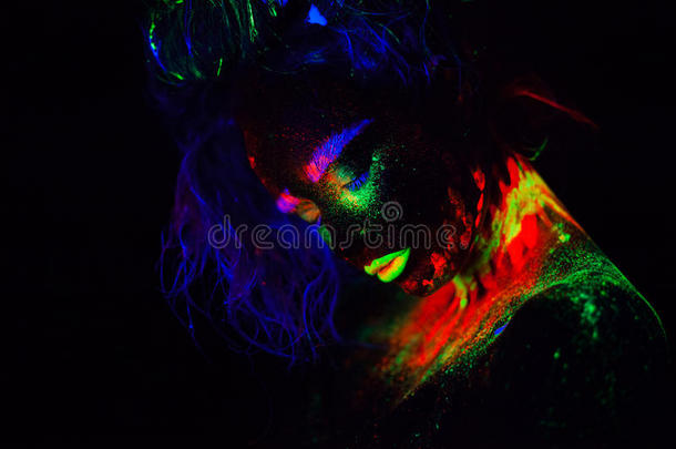 美丽的外星模特女人，蓝色的头发和绿色的嘴唇在霓虹灯。 这是美丽模特的肖像