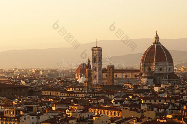 令人惊叹的<strong>佛罗伦萨</strong>日落全景与圣玛丽大教堂的花圣玛丽亚德尔菲奥尔<strong>佛罗伦萨</strong>，意大利