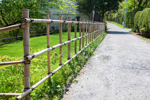 竹篱笆是日本小村庄农村的地面道路。 日本