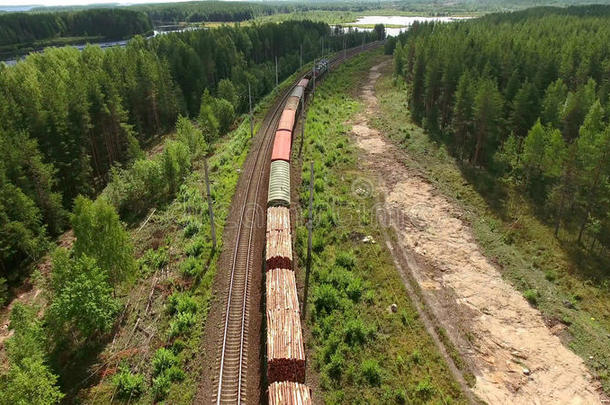 在俄罗斯卡雷利亚森林的双线<strong>铁路</strong>上经过一段距离的<strong>货运</strong>列车。 空中后视镜