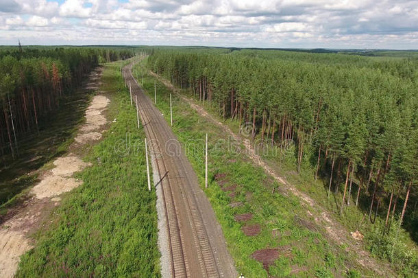 空的两条线电动铁路道路在常青林的卡雷利亚，俄罗斯。 空中视野