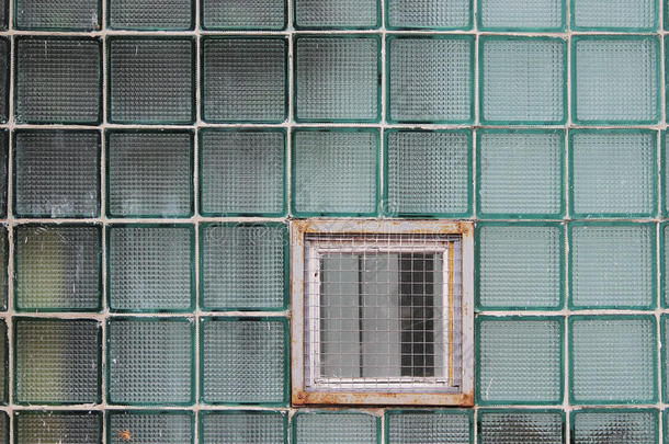由厚壁分批细胞制成的玻璃墙中的窗户