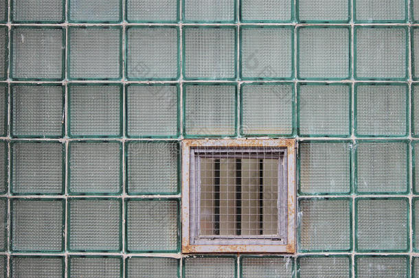 由厚壁分批细胞制成的玻璃墙中的窗户
