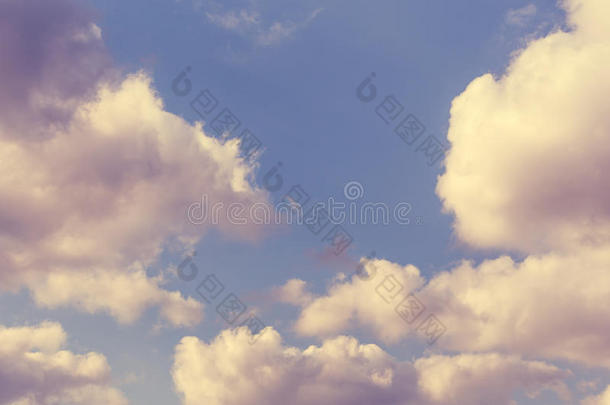抽象的天空背景与蓬松的云在<strong>紫</strong>色和粉红色的<strong>色调</strong>，云景