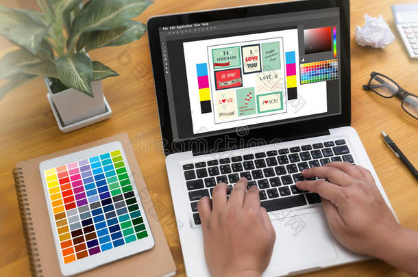 <strong>创意设计</strong>师平面在工作中。 彩色样本，插画平面设计师工作数字平板电脑和计算机