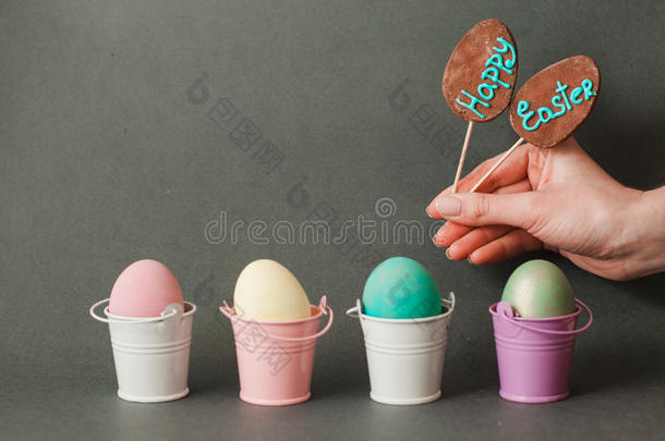 桶里的彩色鸡蛋。 快乐的复活节背景。