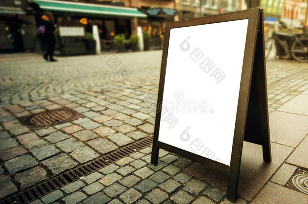 空白餐厅广告板作为街道上的复制空间