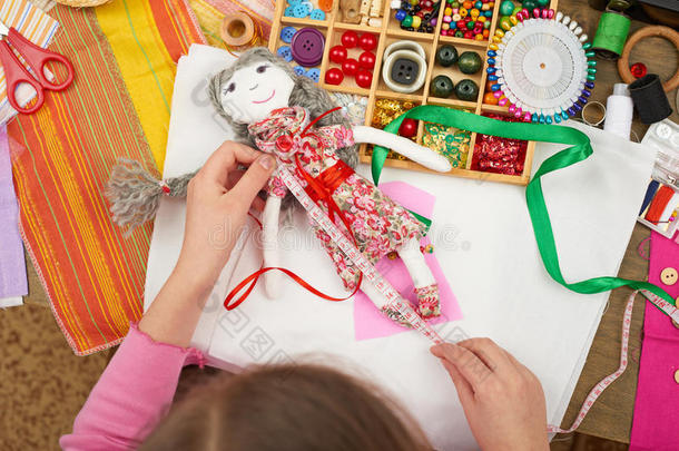 女孩缝制娃娃衣服，测量长度，缝纫配件顶部视图，裁缝工作场所，许多对象的针线活，手工