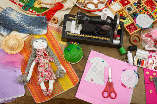 手工娃娃和服装图案，缝纫配件顶部视图，裁缝工作场所，许多对象的<strong>针线</strong>活，刺绣和