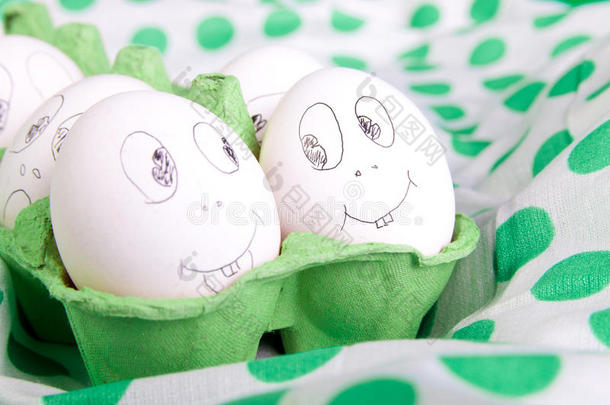 复活节彩蛋，绿色里有有趣的脸