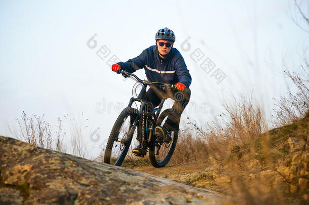 恩杜罗自行车运动员骑山地车在岩石小径上。 极限运动概念。 文本的空间。