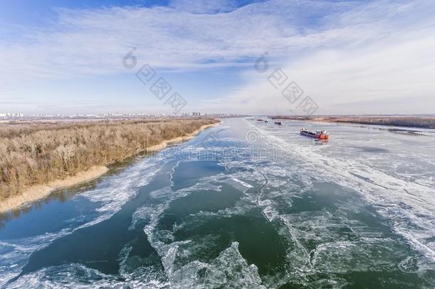 在美丽的<strong>冰冻</strong>河里的货船。
