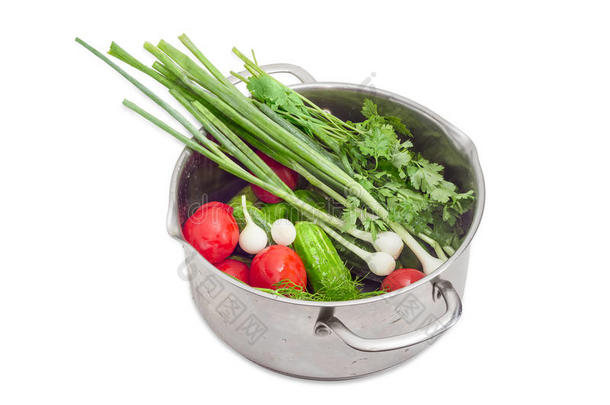 不锈钢锅里有不同的蔬菜和土豆