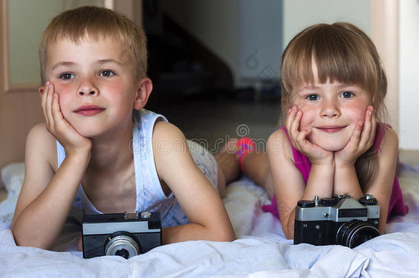 孩子们，男孩和女孩，哥哥和妹妹玩相机。 f