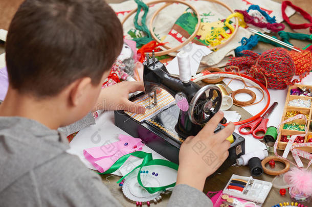 男孩裁缝学会缝纫，工作培训，手工和手工艺的概念
