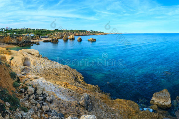 大西洋岩石海岸阿尔布菲拉，阿尔加夫，葡萄牙。