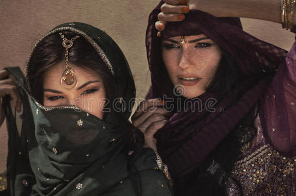 在沙漠中旅行的阿拉伯妇女。沙尘暴影响非噪声