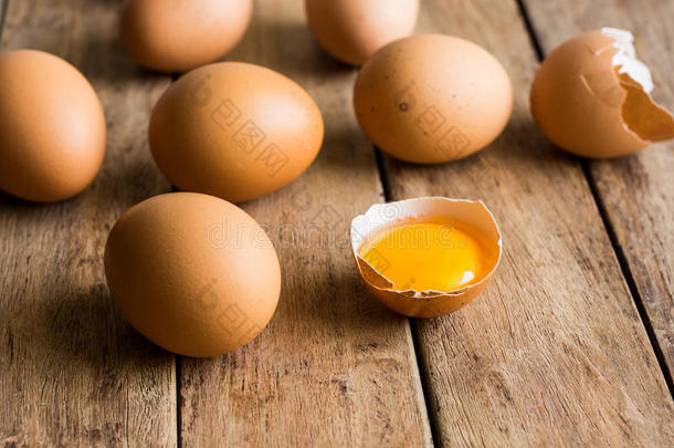 新鲜有机鸡蛋散落在木制厨房桌子上，开裂的外壳与开放的<strong>蛋黄</strong>，柔和的日光，<strong>烘焙</strong>，复活节的概念