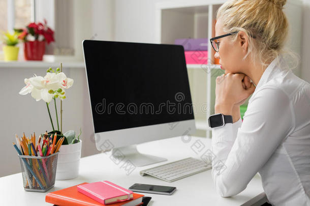 在电脑上工作的女人