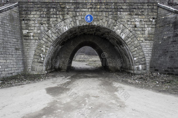 铁路下肮脏的行人隧道
