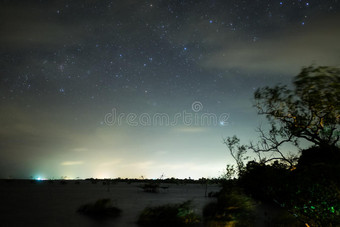 一片充满星星的天空。图片