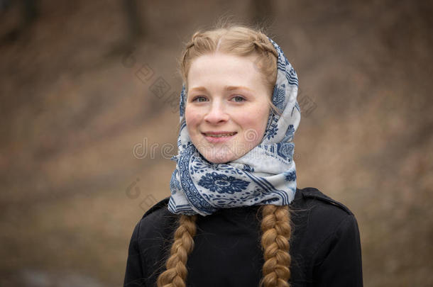 戴围巾的漂亮红头发女孩的大肖像