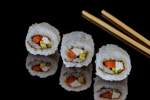 关闭生鱼片寿司套筷子和酱油寿司卷与鲑鱼