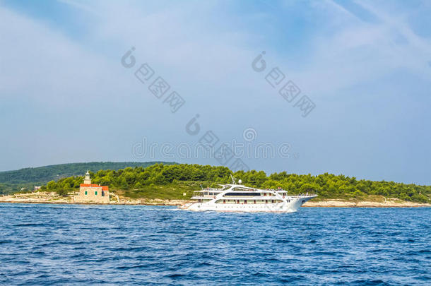 克罗地亚-赫瓦尔岛-游艇驶过该岛。