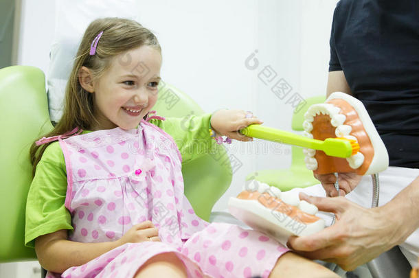 牙医的女孩主持刷牙模特