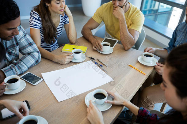 创意商业团队在会议室用咖啡开会