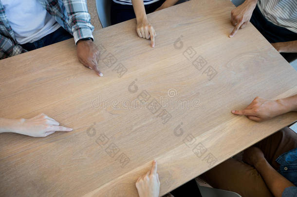 创意商业团队指向桌子上的空白副本空间