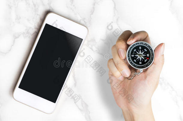 空白智能手机屏幕，手在指南针上，用于GPS移动应用