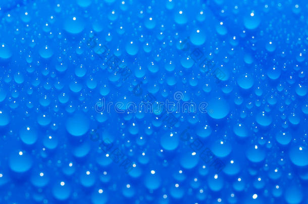 蓝色背景上的水滴。