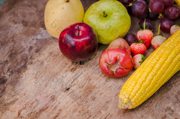 水果和蔬菜有机水果和蔬菜有机物b在木制桌子上