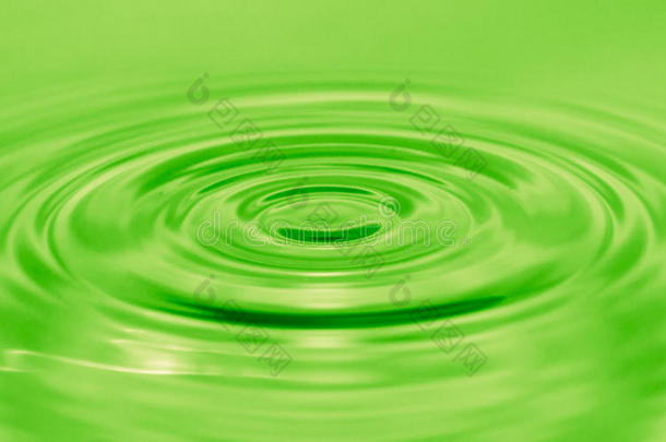 <strong>一滴</strong>水掉进了绿色的水中