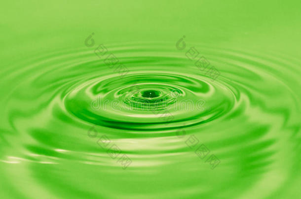 <strong>一滴水</strong>掉进了绿色的水中