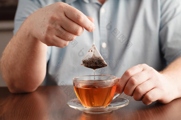 茶杯里的茶包加热水