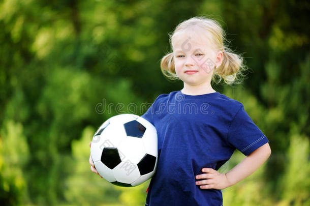 可爱的小足球运动员在夏天玩足球游戏玩得很开心