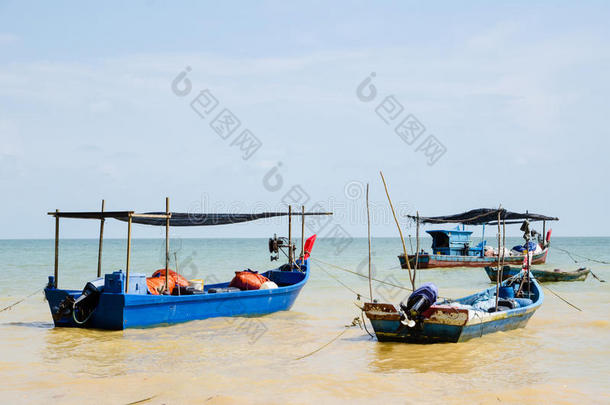 <strong>马来西亚热带</strong>海滩附近的船只