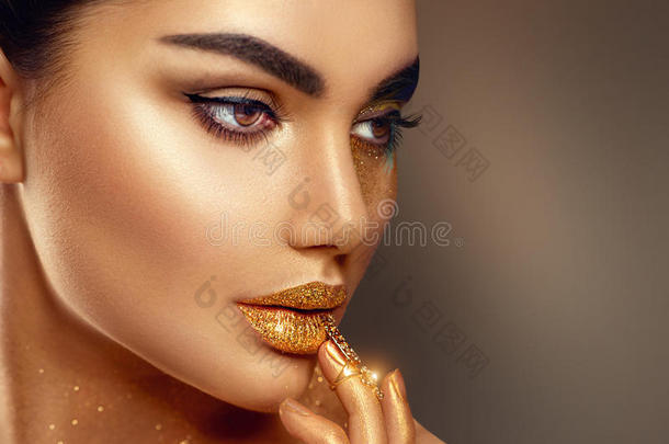 时尚艺术金色皮肤女人脸肖像