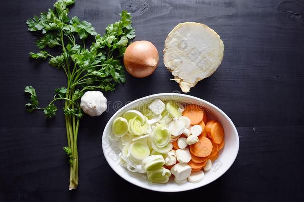 烹饪新鲜蔬菜。 蔬菜汤。顶部视图。 生物健康食品、草药和香料。 木材上的有机蔬菜